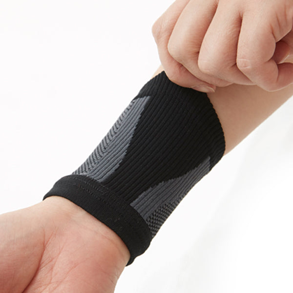 Triplicated Lining Compressive Wrist Sleeve - Excellent Warmth & Compression - Protects Weaken Muscles & Prevents Sports Injuries